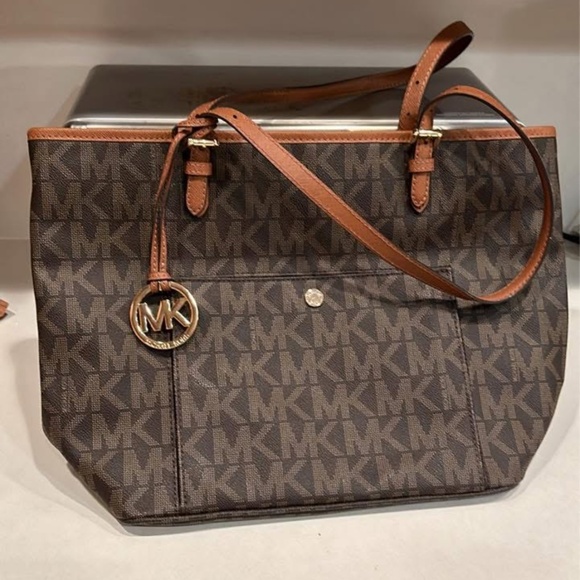 Michael Kors Jet Set Signature Tote - Picture 1 of 4